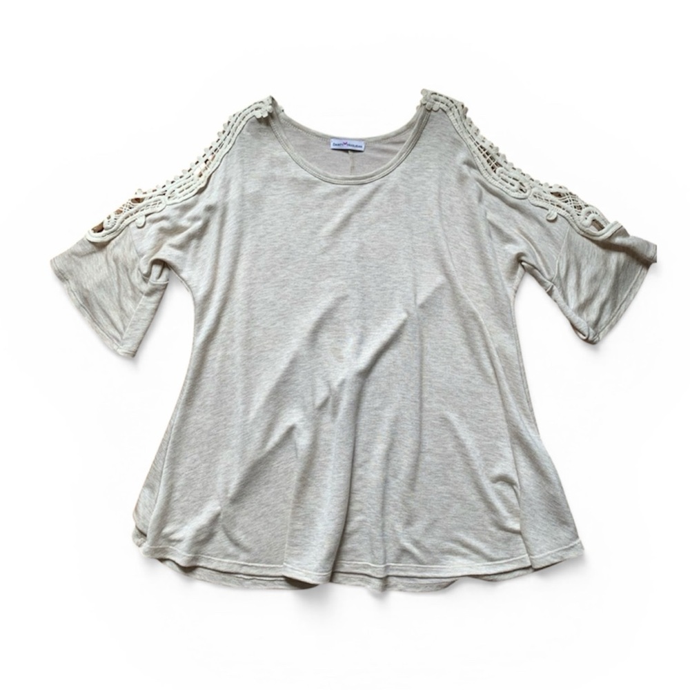🌟 HP!! Like New! Flutter Sleeve Cold Shoulder Flow Top